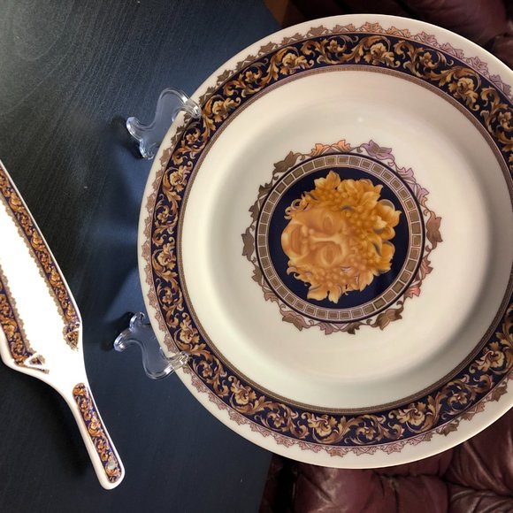 Adeline Fine Porcelain Cake Plate, Lifter, and 6 P - Picture 2 of 10